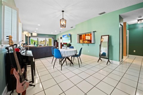 House in Hialeah, Florida 2 bedrooms, 121.98 sq.m. № 2040003 - photo 4