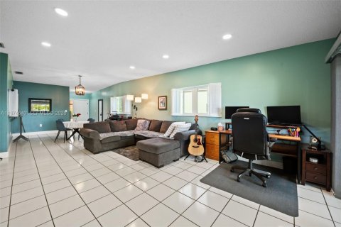 House in Hialeah, Florida 2 bedrooms, 121.98 sq.m. № 2040003 - photo 8