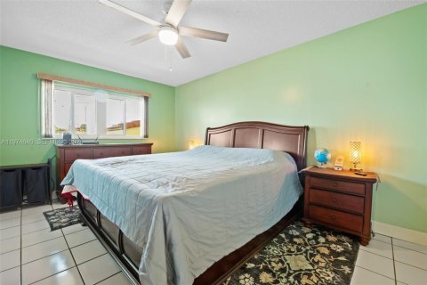 House in Hialeah, Florida 2 bedrooms, 121.98 sq.m. № 2040003 - photo 14