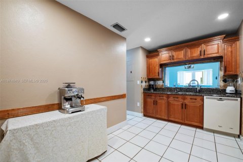 House in Hialeah, Florida 2 bedrooms, 121.98 sq.m. № 2040003 - photo 12