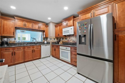 House in Hialeah, Florida 2 bedrooms, 121.98 sq.m. № 2040003 - photo 10