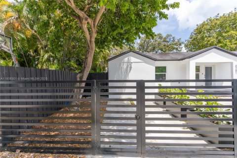 Immobilier commercial à louer à Miami, Floride: 1 chambre, 119.1 m2 № 1743896 - photo 14