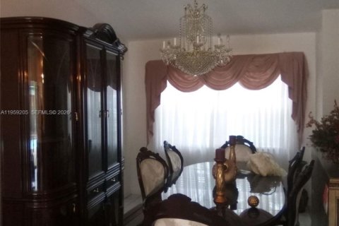 Casa en alquiler en Miami, Florida, 4 dormitorios, 195.75 m2 № 2018082 - foto 3