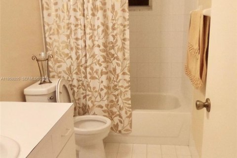 Casa en alquiler en Miami, Florida, 4 dormitorios, 195.75 m2 № 2018082 - foto 15