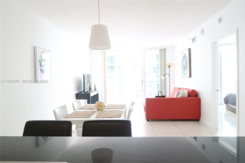 Apartamento en alquiler en Miami, Florida, 1 dormitorio, 76.64 m2 № 1992147 - foto 3