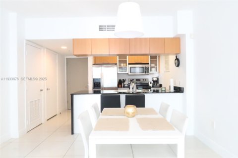 Apartamento en alquiler en Miami, Florida, 1 dormitorio, 76.64 m2 № 1992147 - foto 2