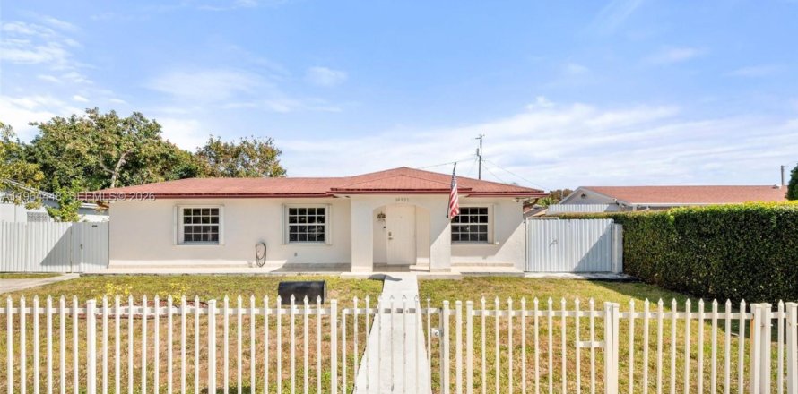 Дом в Майами, Флорида 3 спальни, 160.91м2 № 2026304