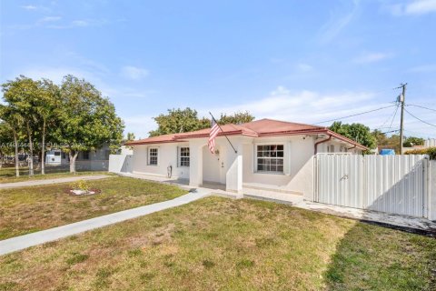 Купить виллу или дом в Майами, Флорида 3 спальни, 160.91м2, № 2026304 - фото 2