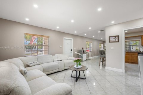 Купить виллу или дом в Майами, Флорида 3 спальни, 160.91м2, № 2026304 - фото 9
