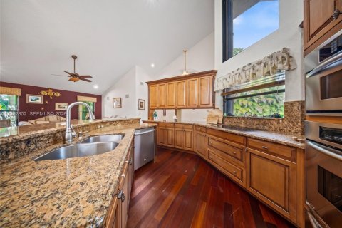 House in Coral Springs, Florida 5 bedrooms, 246.38 sq.m. № 2384953 - photo 21