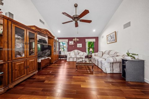 House in Coral Springs, Florida 5 bedrooms, 246.38 sq.m. № 2384953 - photo 17
