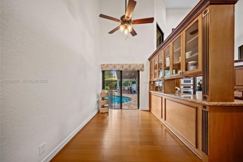 House in Coral Springs, Florida 5 bedrooms, 246.38 sq.m. № 2384953 - photo 23