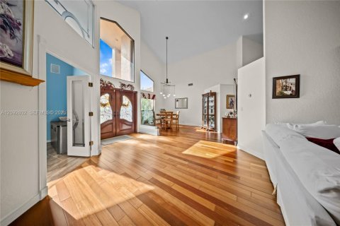 House in Coral Springs, Florida 5 bedrooms, 246.38 sq.m. № 2384953 - photo 10