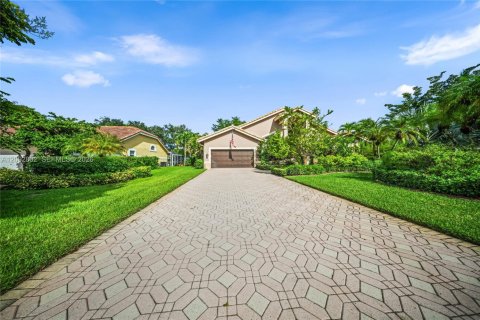 House in Coral Springs, Florida 5 bedrooms, 246.38 sq.m. № 2384953 - photo 8