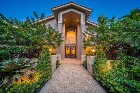 House in Coral Springs, Florida 5 bedrooms, 246.38 sq.m. № 2384953
