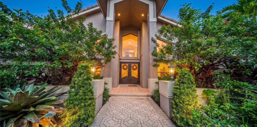 House in Coral Springs, Florida 5 bedrooms, 246.38 sq.m. № 2384953