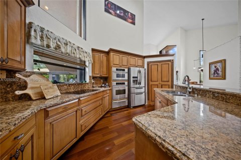 House in Coral Springs, Florida 5 bedrooms, 246.38 sq.m. № 2384953 - photo 22