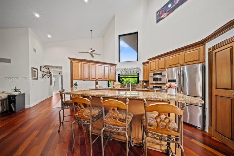 House in Coral Springs, Florida 5 bedrooms, 246.38 sq.m. № 2384953 - photo 19