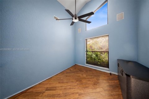 House in Coral Springs, Florida 5 bedrooms, 246.38 sq.m. № 2384953 - photo 11