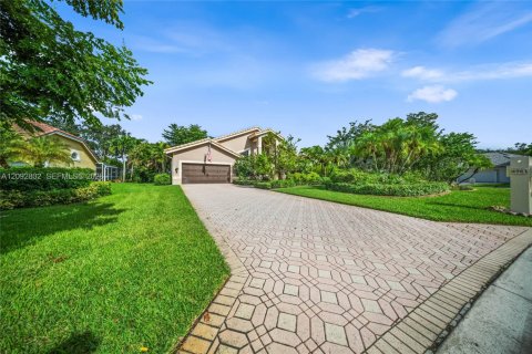 House in Coral Springs, Florida 5 bedrooms, 246.38 sq.m. № 2384953 - photo 9