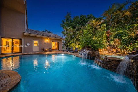 House in Coral Springs, Florida 5 bedrooms, 246.38 sq.m. № 2384953 - photo 3