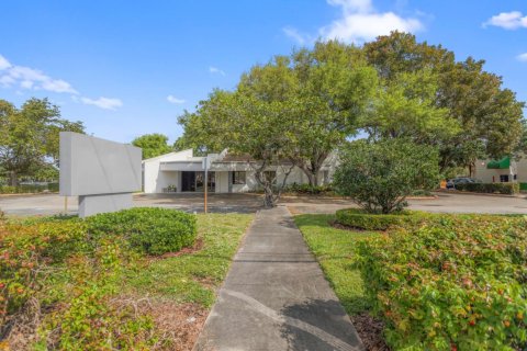 Commercial property in Pembroke Pines, Florida № 759139 - photo 1