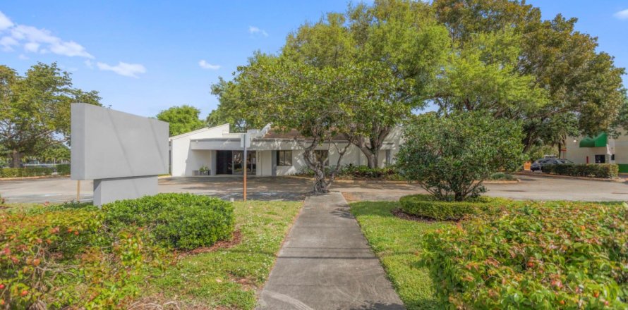 Commercial property in Pembroke Pines, Florida № 759139
