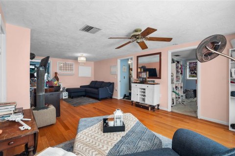 Villa ou maison à vendre à Largo, Floride: 2 chambres, 113.71 m2 № 2358800 - photo 4