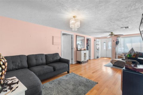 Villa ou maison à vendre à Largo, Floride: 2 chambres, 113.71 m2 № 2358800 - photo 6