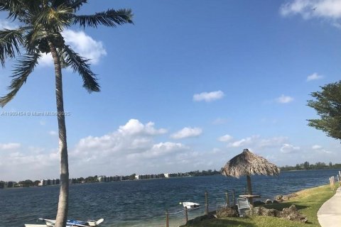 Condominio en venta en Oakland Park, Florida, 2 dormitorios, 85.47 m2 № 1967439 - foto 19