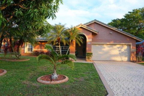 House in Coral Springs, Florida 3 bedrooms, 202.34 sq.m. № 2173823 - photo 3