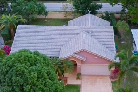 House in Coral Springs, Florida 3 bedrooms, 202.34 sq.m. № 2173823 - photo 2