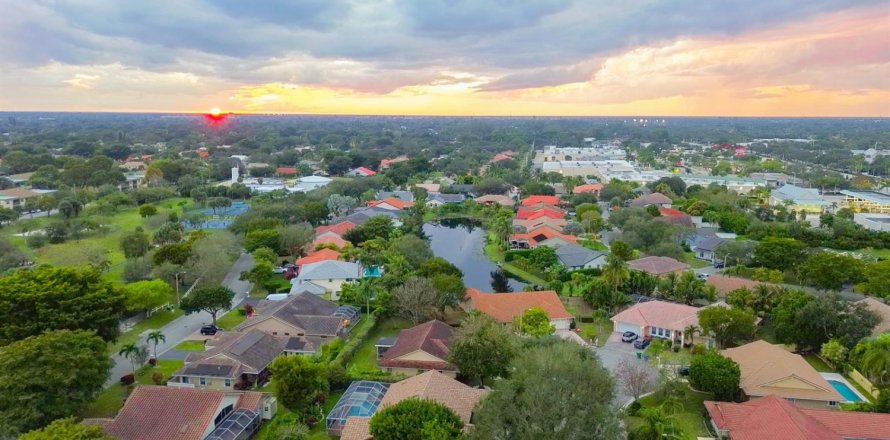 House in Coral Springs, Florida 3 bedrooms, 202.34 sq.m. № 2173823