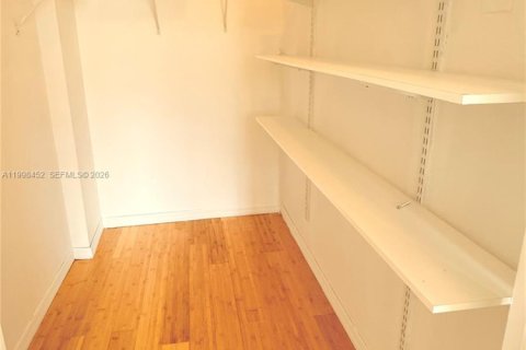 Condo in Miami, Florida, 2 bedrooms  № 2068125 - photo 8