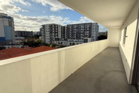 Condo in Miami, Florida, 2 bedrooms  № 2068125 - photo 12