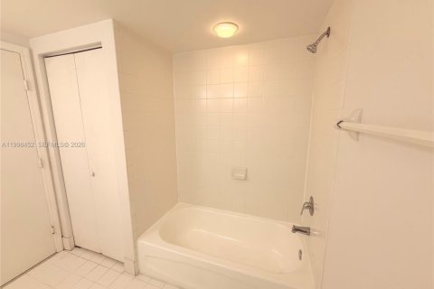 Condo in Miami, Florida, 2 bedrooms  № 2068125 - photo 7