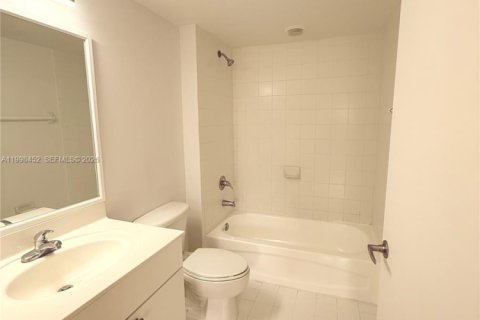 Condo in Miami, Florida, 2 bedrooms  № 2068125 - photo 9