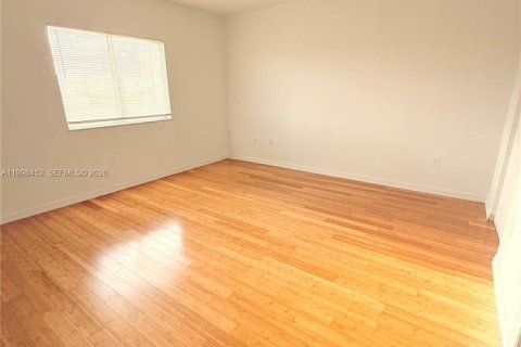 Condo in Miami, Florida, 2 bedrooms  № 2068125 - photo 5