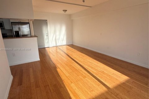 Condo in Miami, Florida, 2 bedrooms  № 2068125 - photo 2