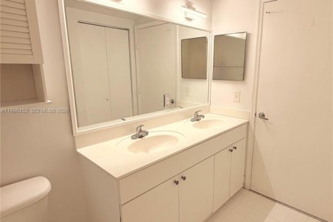Condo in Miami, Florida, 2 bedrooms  № 2068125 - photo 6