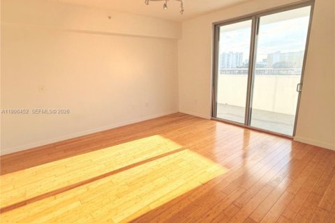 Condo in Miami, Florida, 2 bedrooms  № 2068125 - photo 10