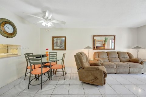 Condo in Lauderdale Lakes, Florida, 1 bedroom  № 1710517 - photo 2