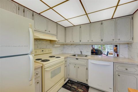 Condo in Lauderdale Lakes, Florida, 1 bedroom  № 1710517 - photo 10