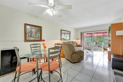Condo in Lauderdale Lakes, Florida, 1 bedroom  № 1710517 - photo 1