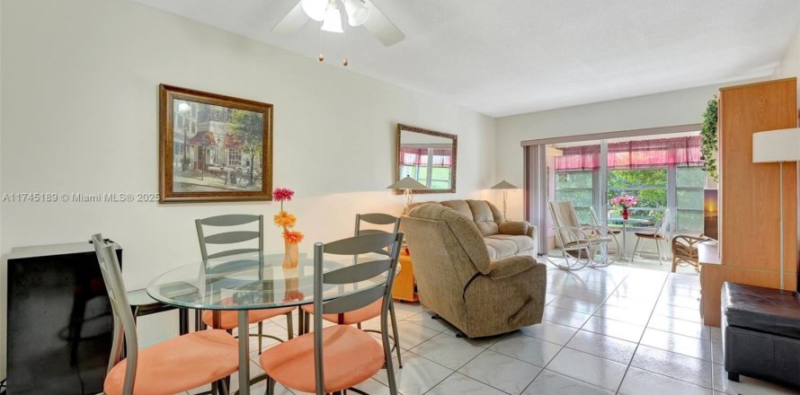 Condo in Lauderdale Lakes, Florida, 1 bedroom № 1710517
