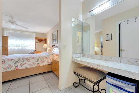 Condo in Lauderdale Lakes, Florida, 1 bedroom  № 1710517 - photo 15