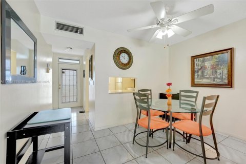 Condo in Lauderdale Lakes, Florida, 1 bedroom  № 1710517 - photo 8