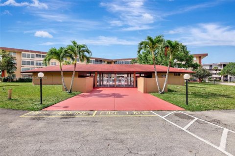 Condo in Lauderdale Lakes, Florida, 1 bedroom  № 1710517 - photo 25