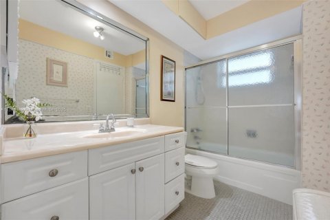 Condo in Lauderdale Lakes, Florida, 1 bedroom  № 1710517 - photo 17