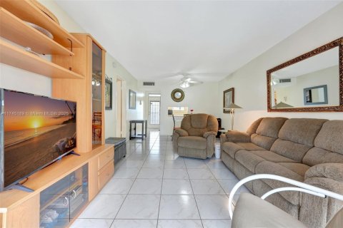 Condo in Lauderdale Lakes, Florida, 1 bedroom  № 1710517 - photo 7